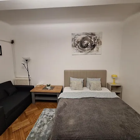 Black And White ブカレスト