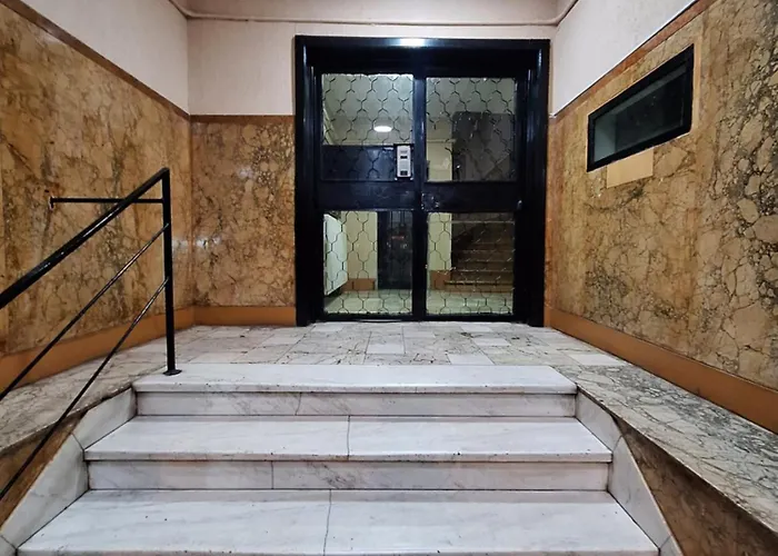 アパート Black And White