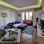Black And White Apartman