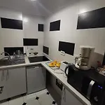 Black And White Apartman Bukarest